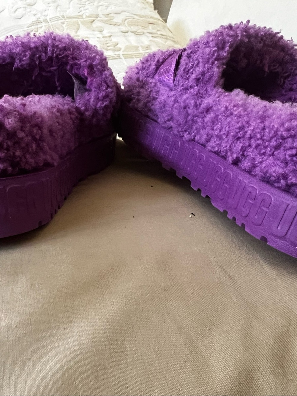 UGGS Fuzzy Slide Sandals W9 - Picture 4 of 9
